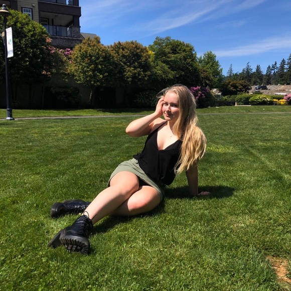 Meet your Posher, Lindsay - Picture 2 of 2